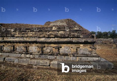 Il Sacro Fuoco del Tempio di Taxila: Un Evento Religioso che Illuminò il Mondo Greco-Romano.